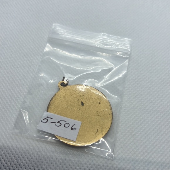 ANTIQUE OLD TIME CAR PENDANT MEDAL GOLD TONE VINTAGE - Picture 9 of 9